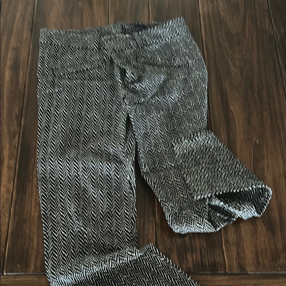 GAP Black and White Ankle Cropped Pants with Patterned Design
